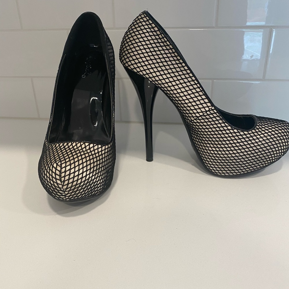 Mesh platform pumps